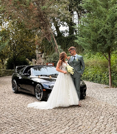 Noivos com o Toyota Supra preto